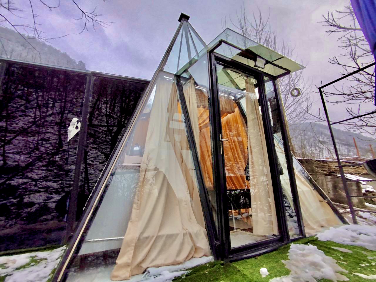 کلبه جنگلی شیشه ای کنار رودخانه اسالم_ گیجاو