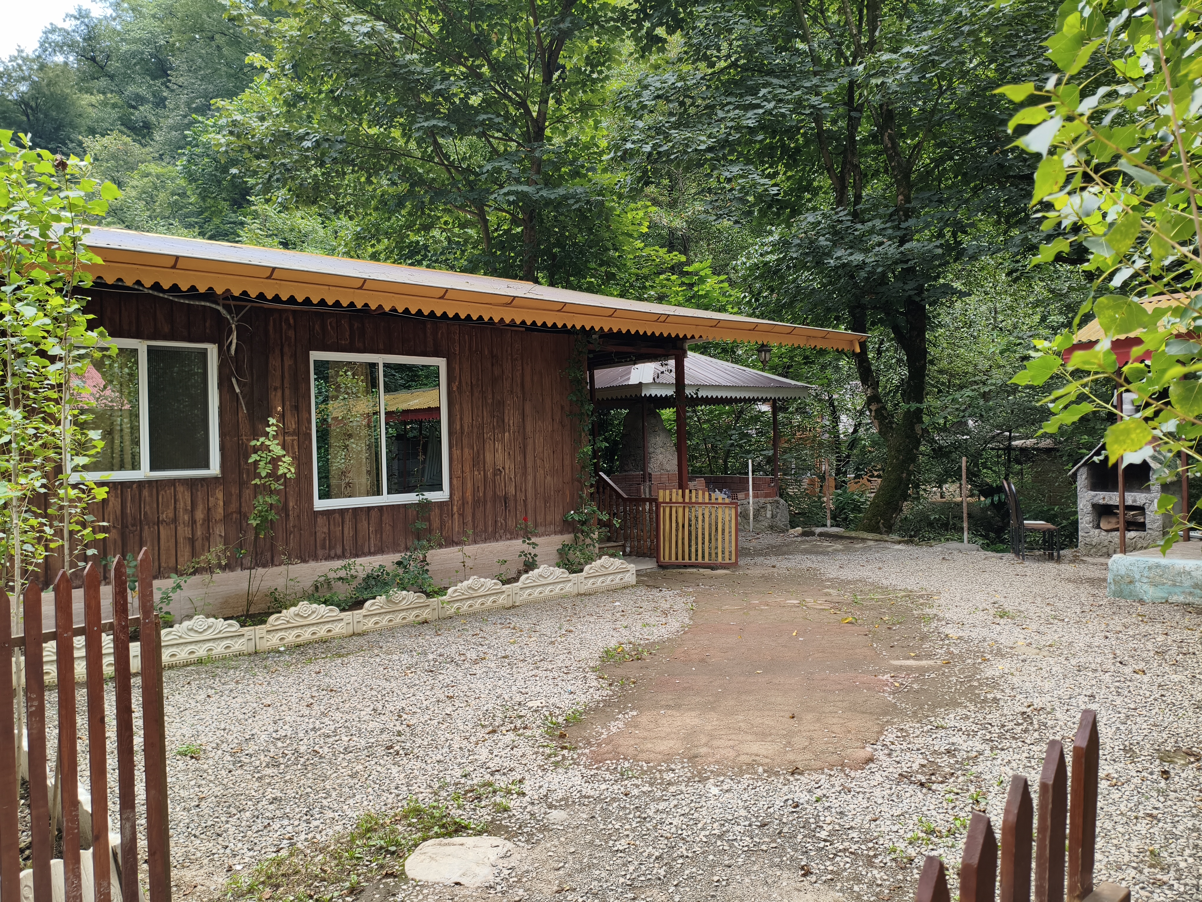 کلبه چوبی منصور