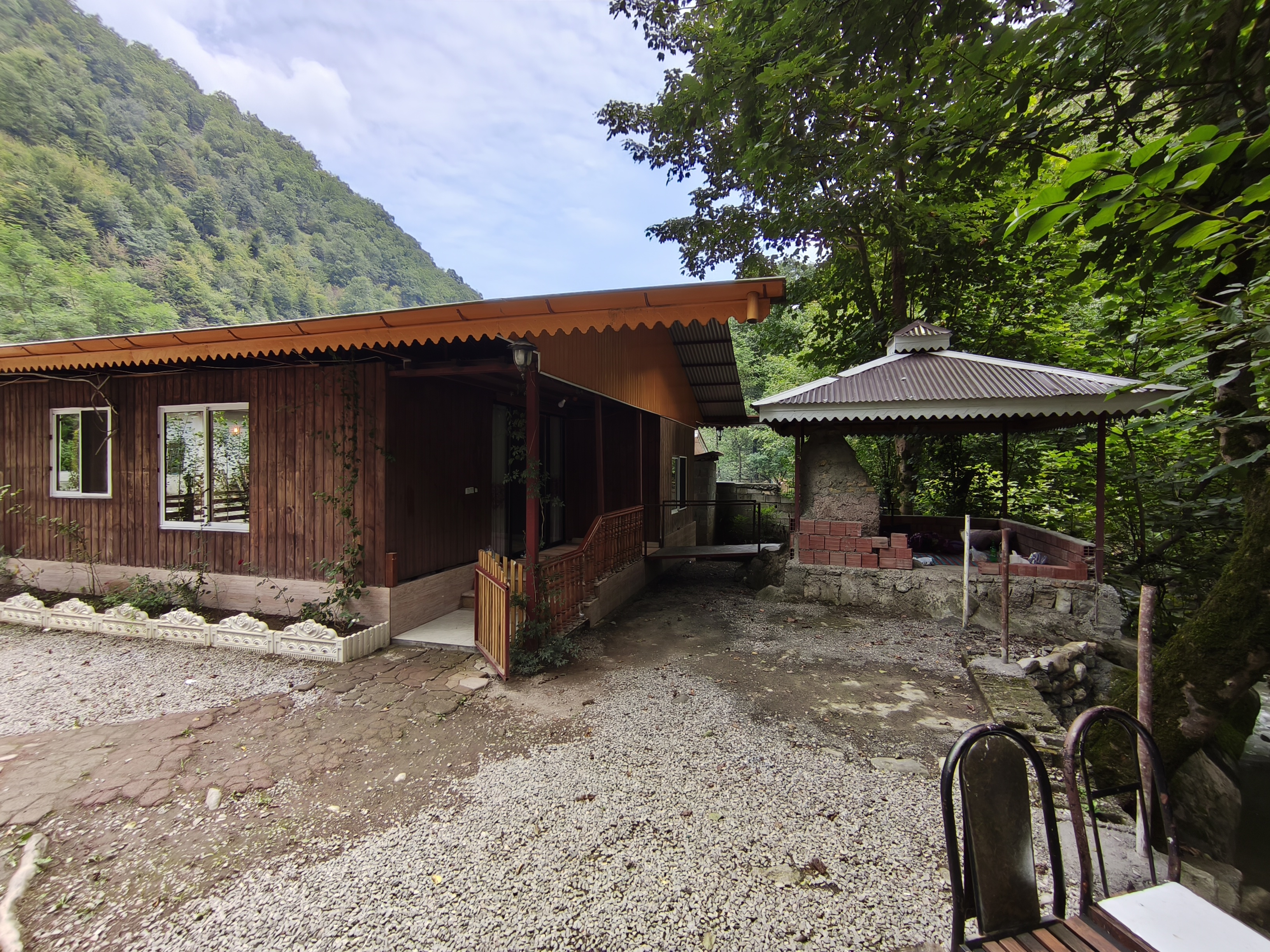 کلبه چوبی منصور