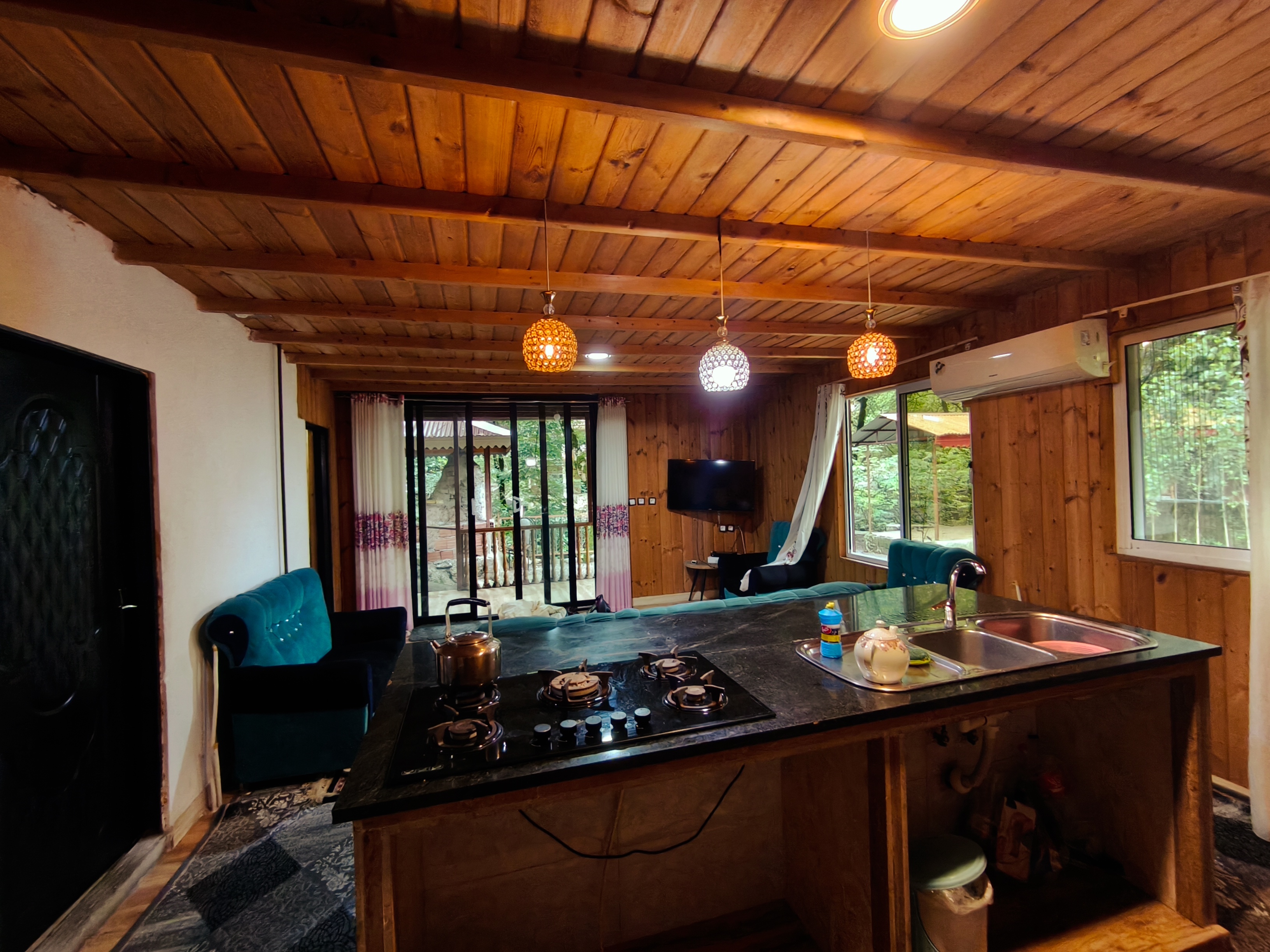 کلبه چوبی منصور