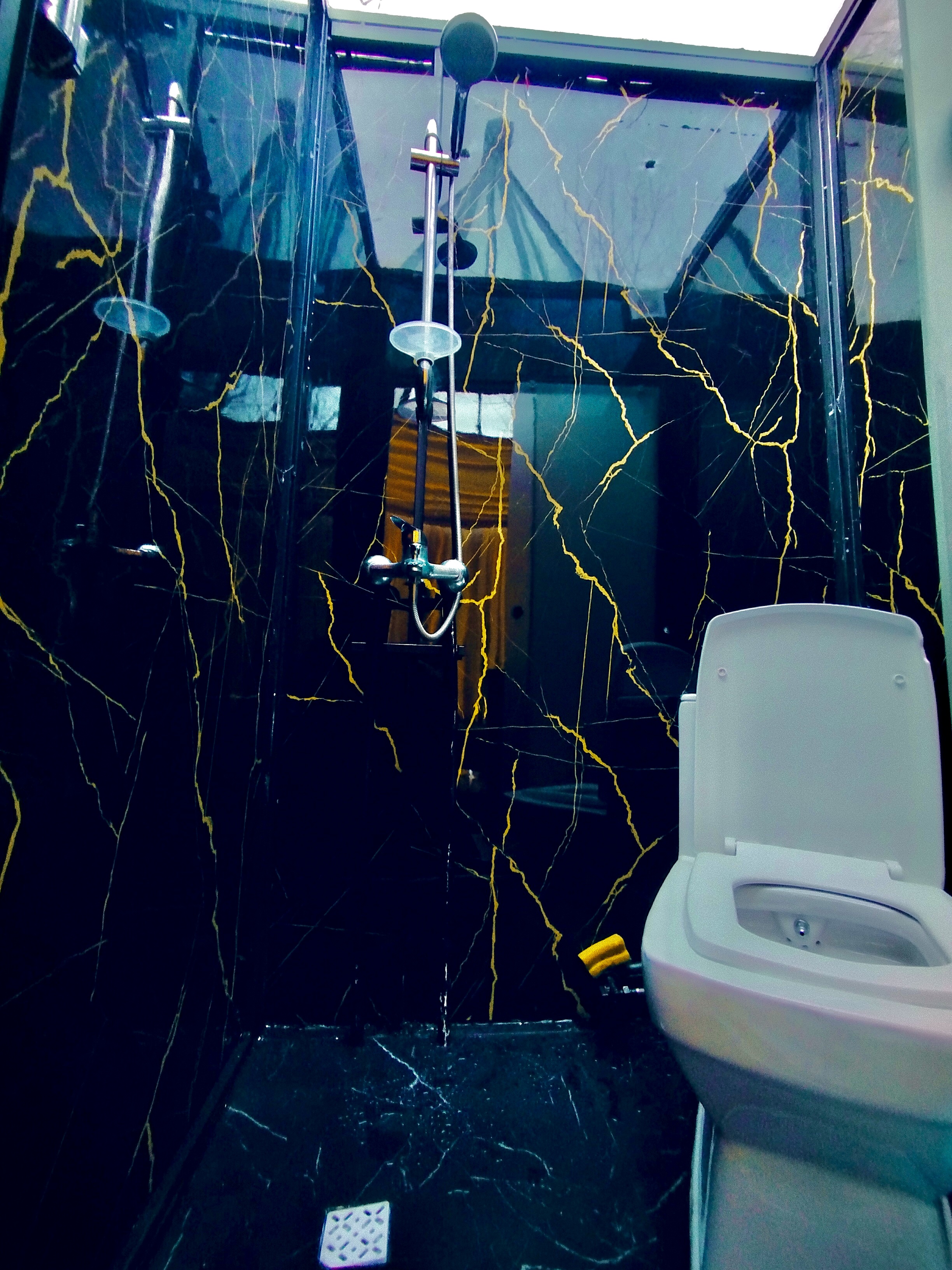 کلبه جنگلی شیشه ای کنار رودخانه اسالم_ گیجاو