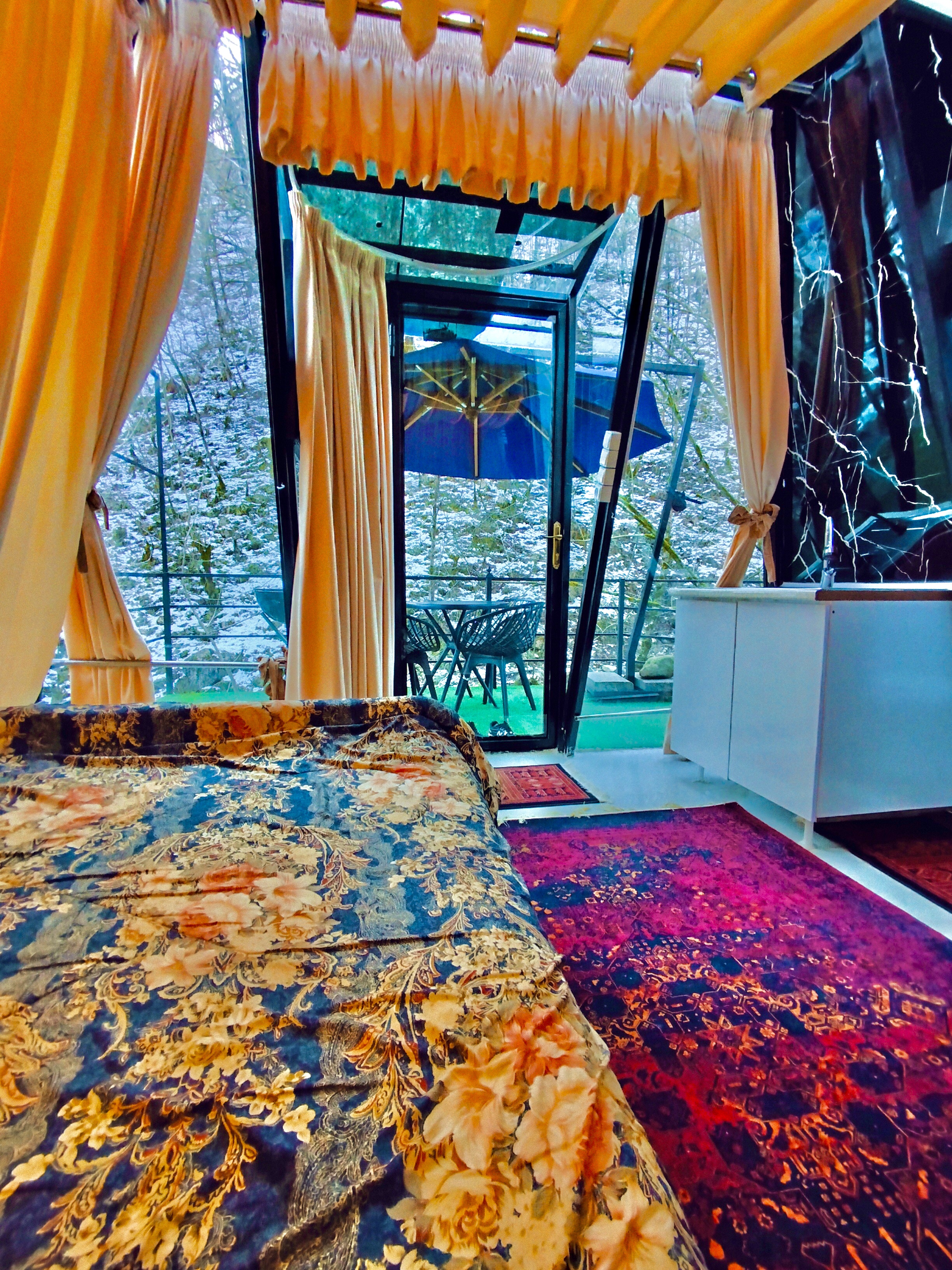 کلبه جنگلی شیشه ای کنار رودخانه اسالم_ گیجاو