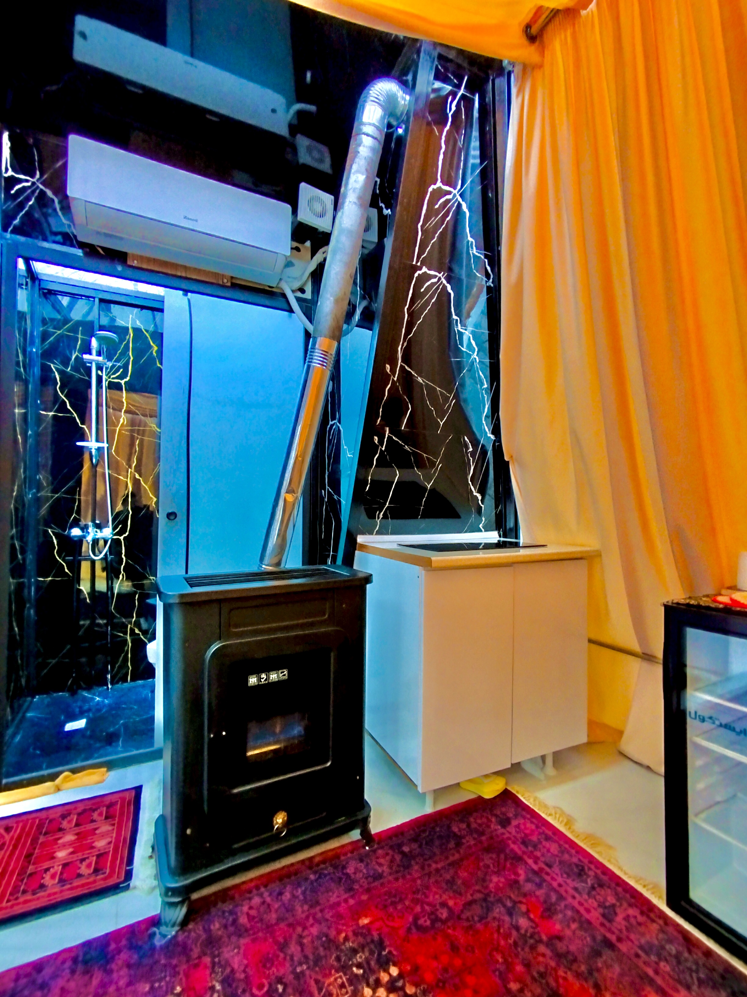 کلبه جنگلی شیشه ای کنار رودخانه اسالم_ گیجاو