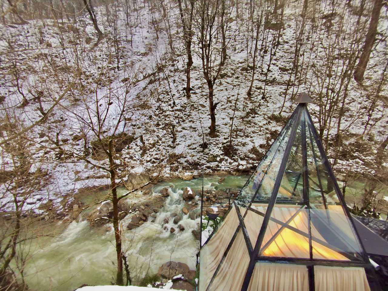 کلبه جنگلی شیشه ای کنار رودخانه اسالم_ گیجاو