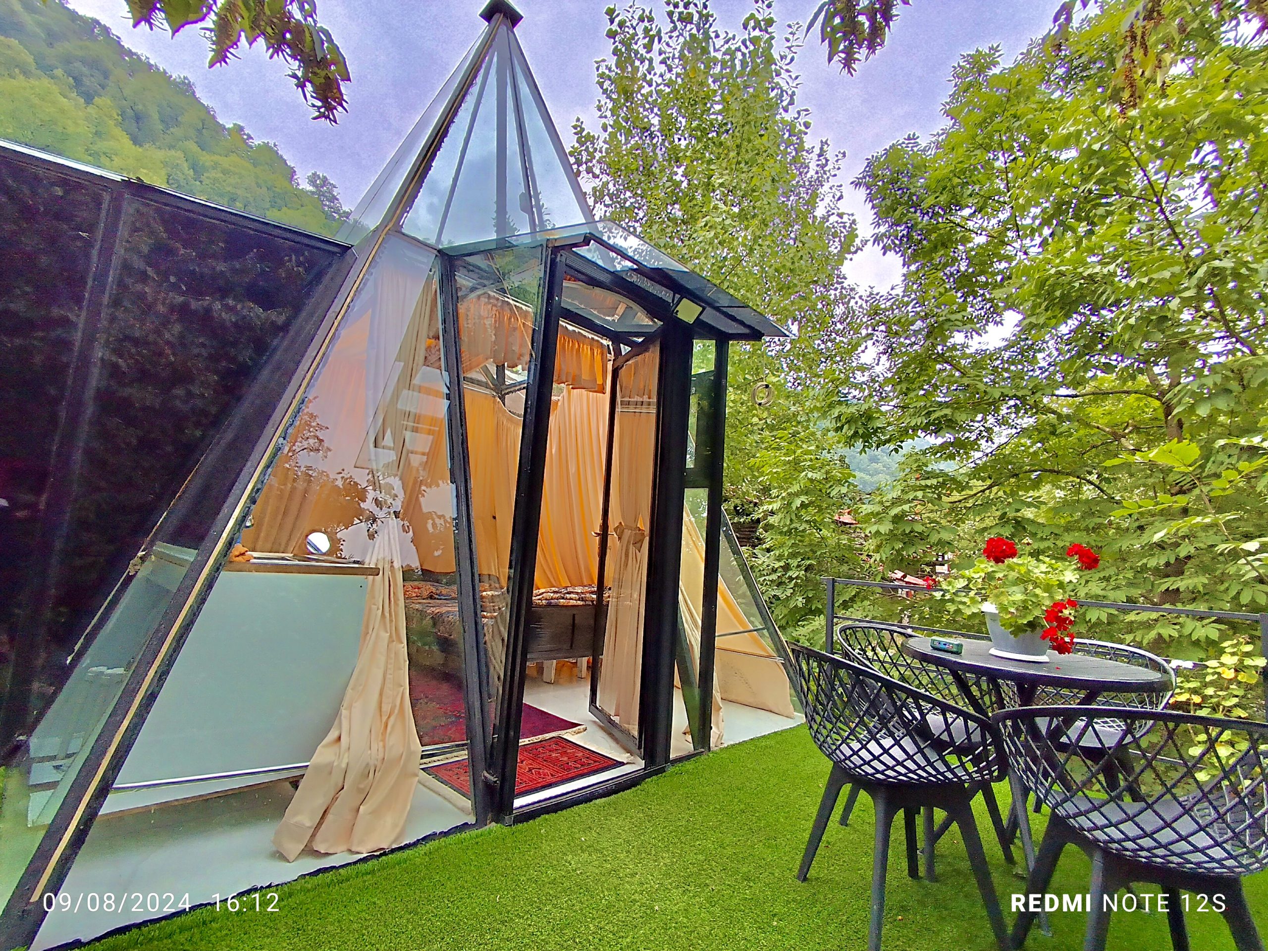 کلبه جنگلی شیشه ای کنار رودخانه اسالم_ گیجاو