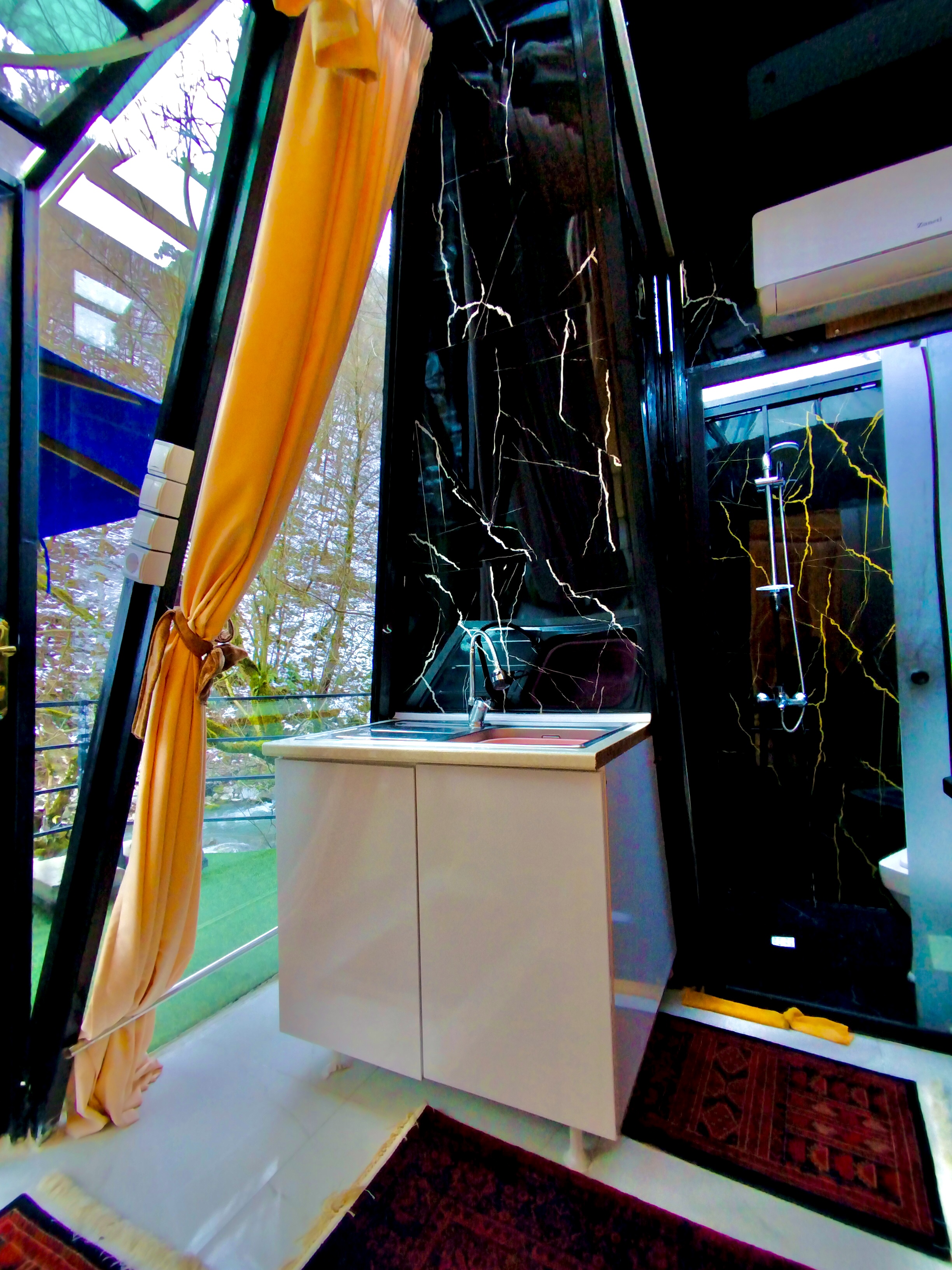 کلبه جنگلی شیشه ای کنار رودخانه اسالم_ گیجاو