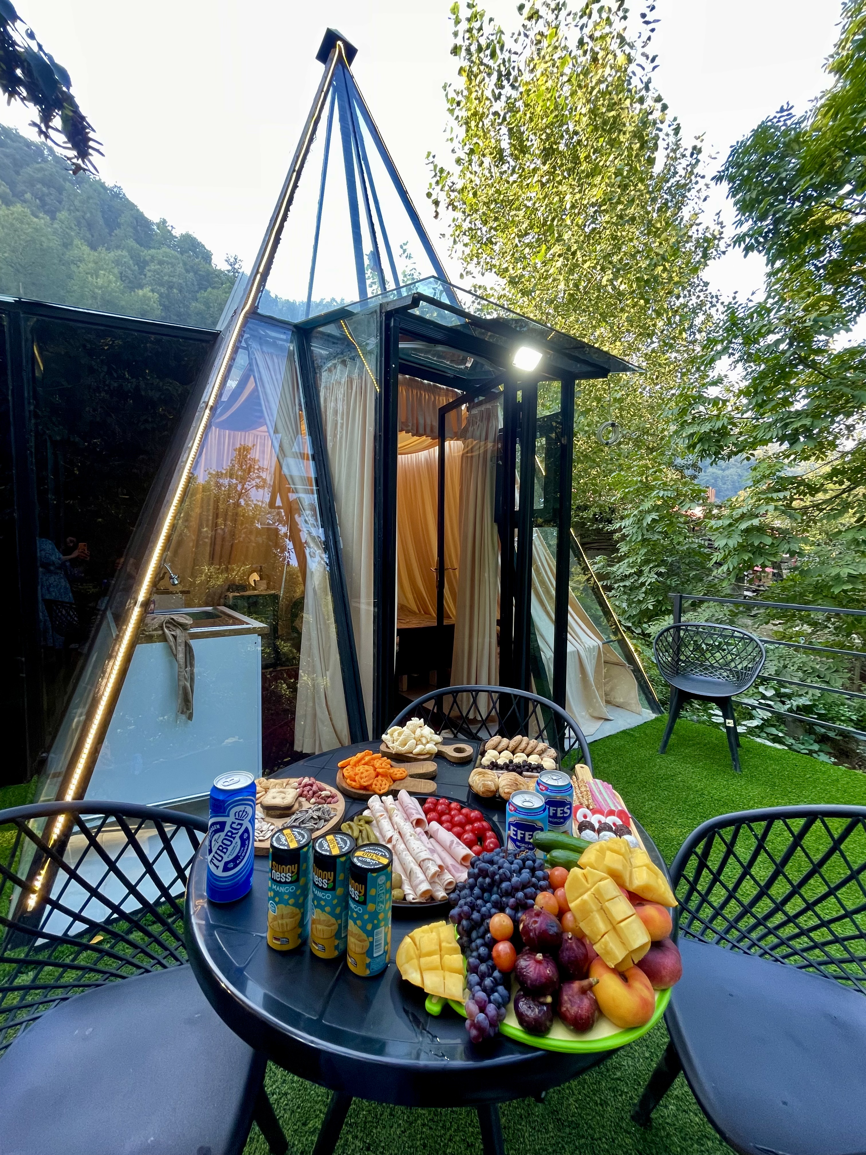 کلبه جنگلی شیشه ای کنار رودخانه اسالم_ گیجاو