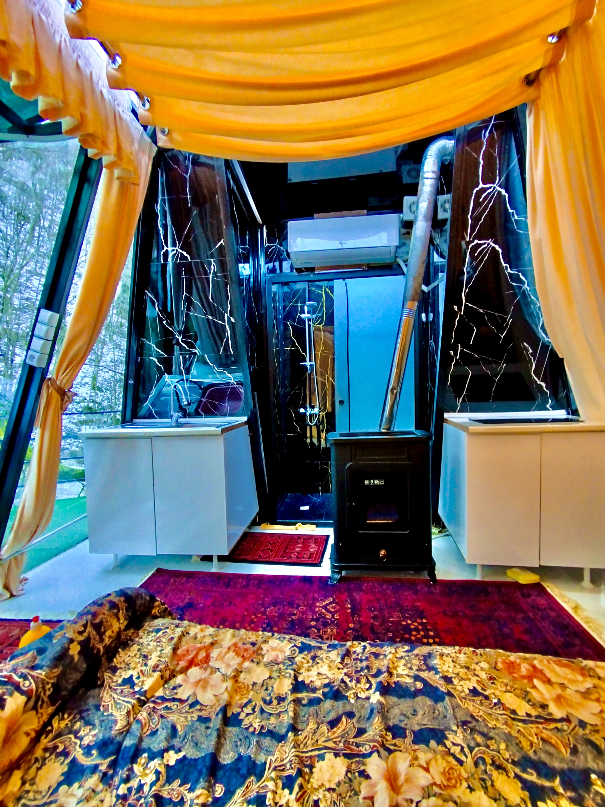 کلبه جنگلی شیشه ای کنار رودخانه اسالم_ گیجاو