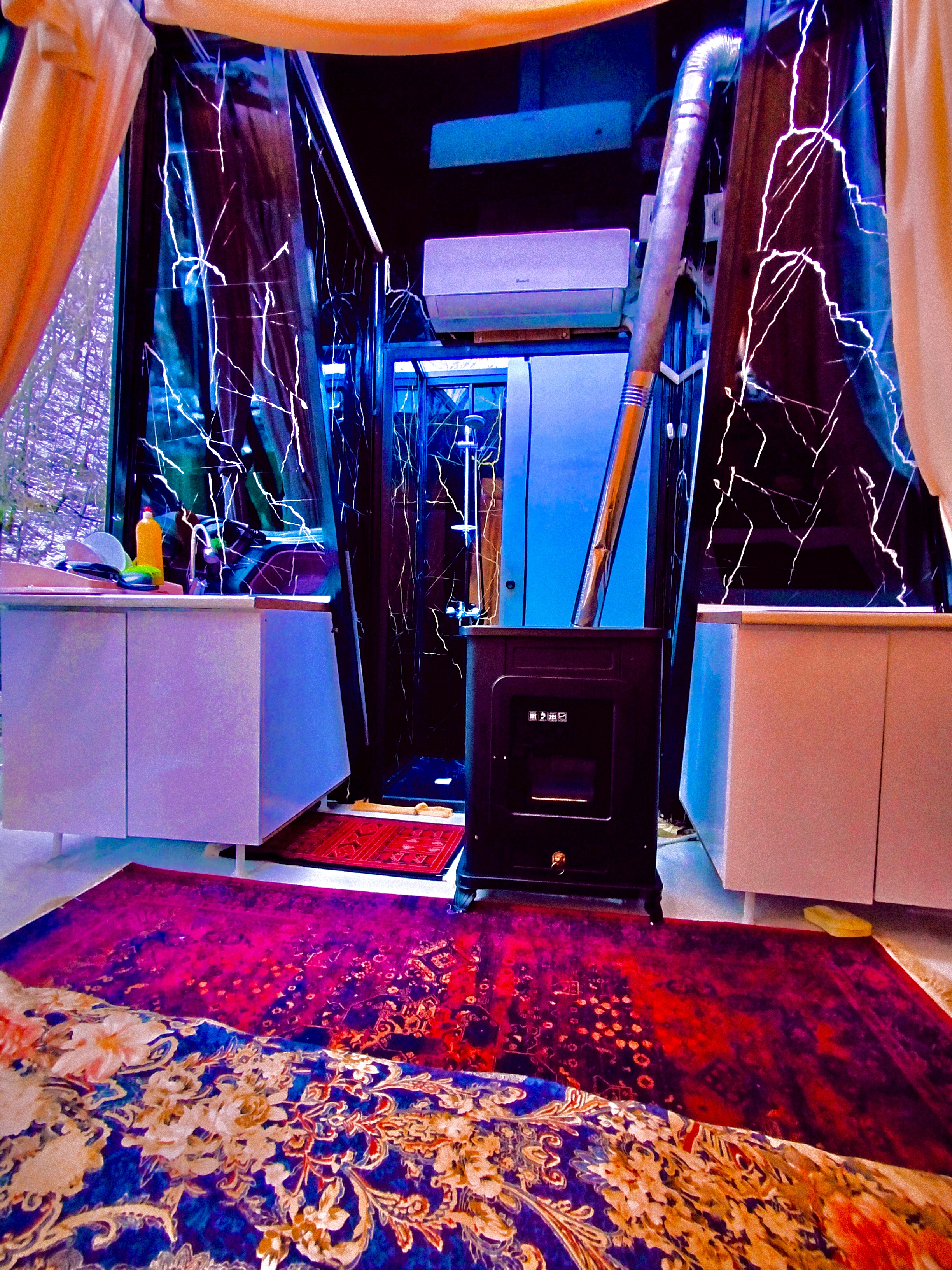 کلبه جنگلی شیشه ای کنار رودخانه اسالم_ گیجاو