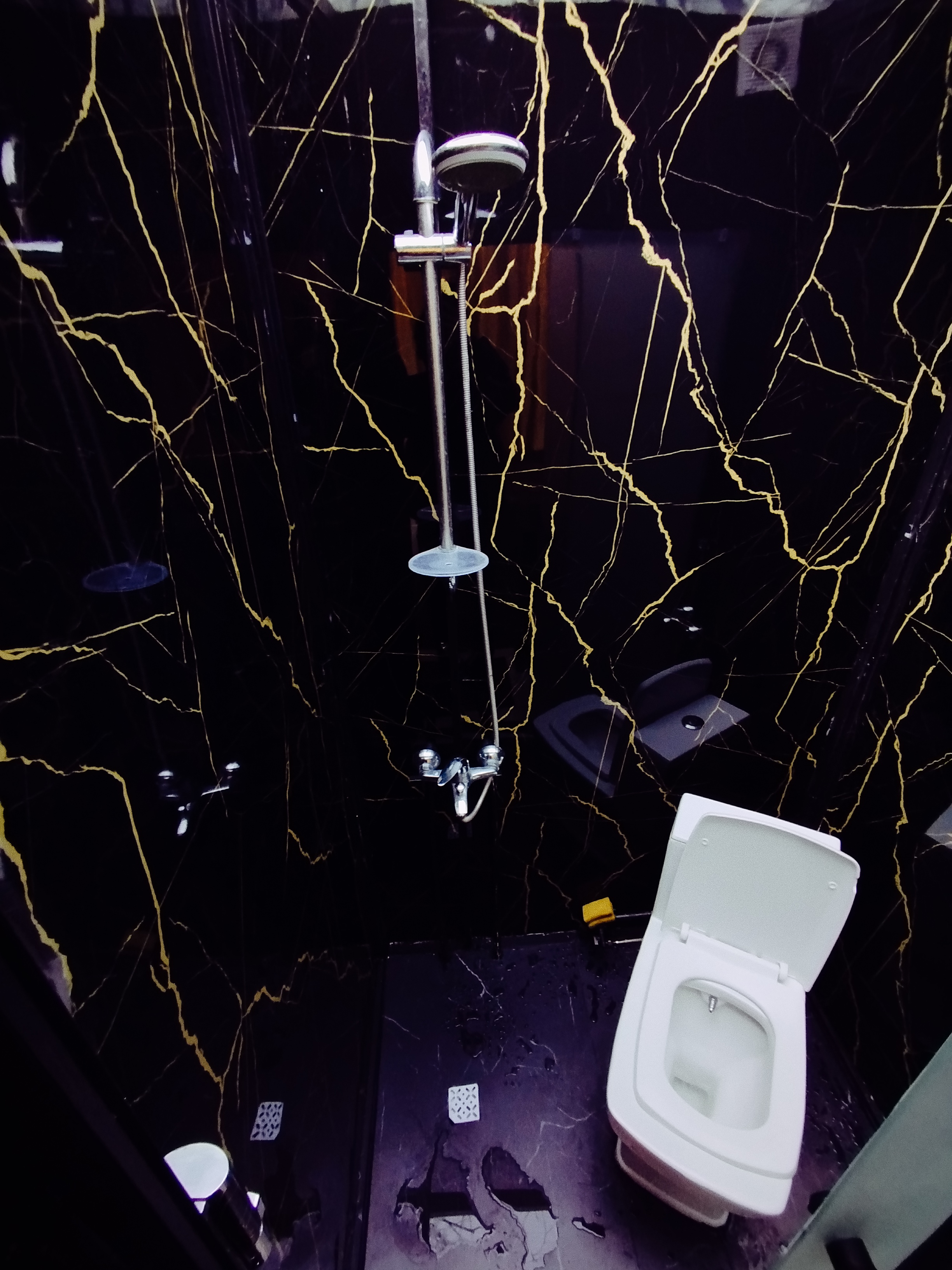 کلبه جنگلی شیشه ای کنار رودخانه اسالم_ گیجاو