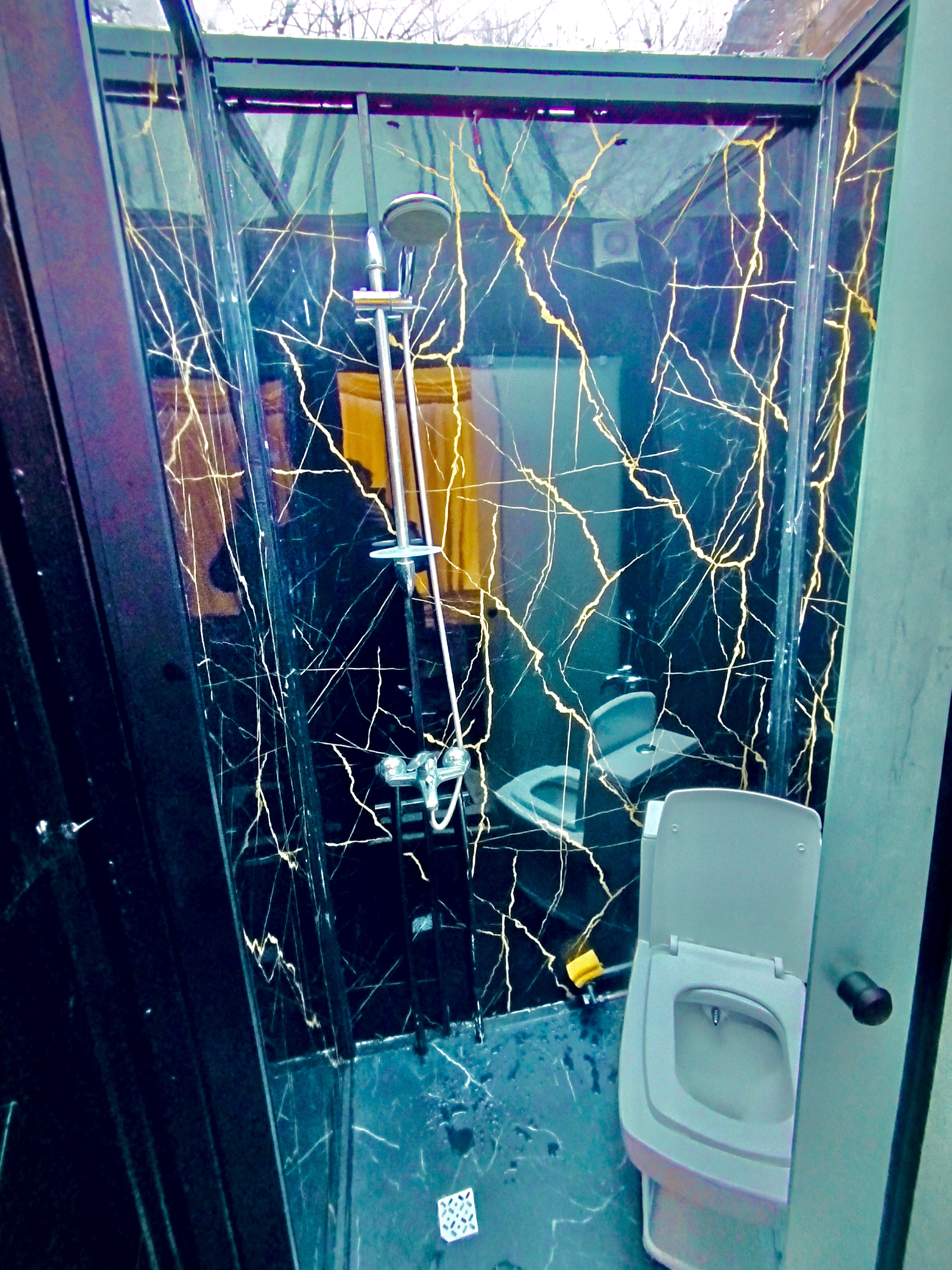 کلبه جنگلی شیشه ای کنار رودخانه اسالم_ گیجاو