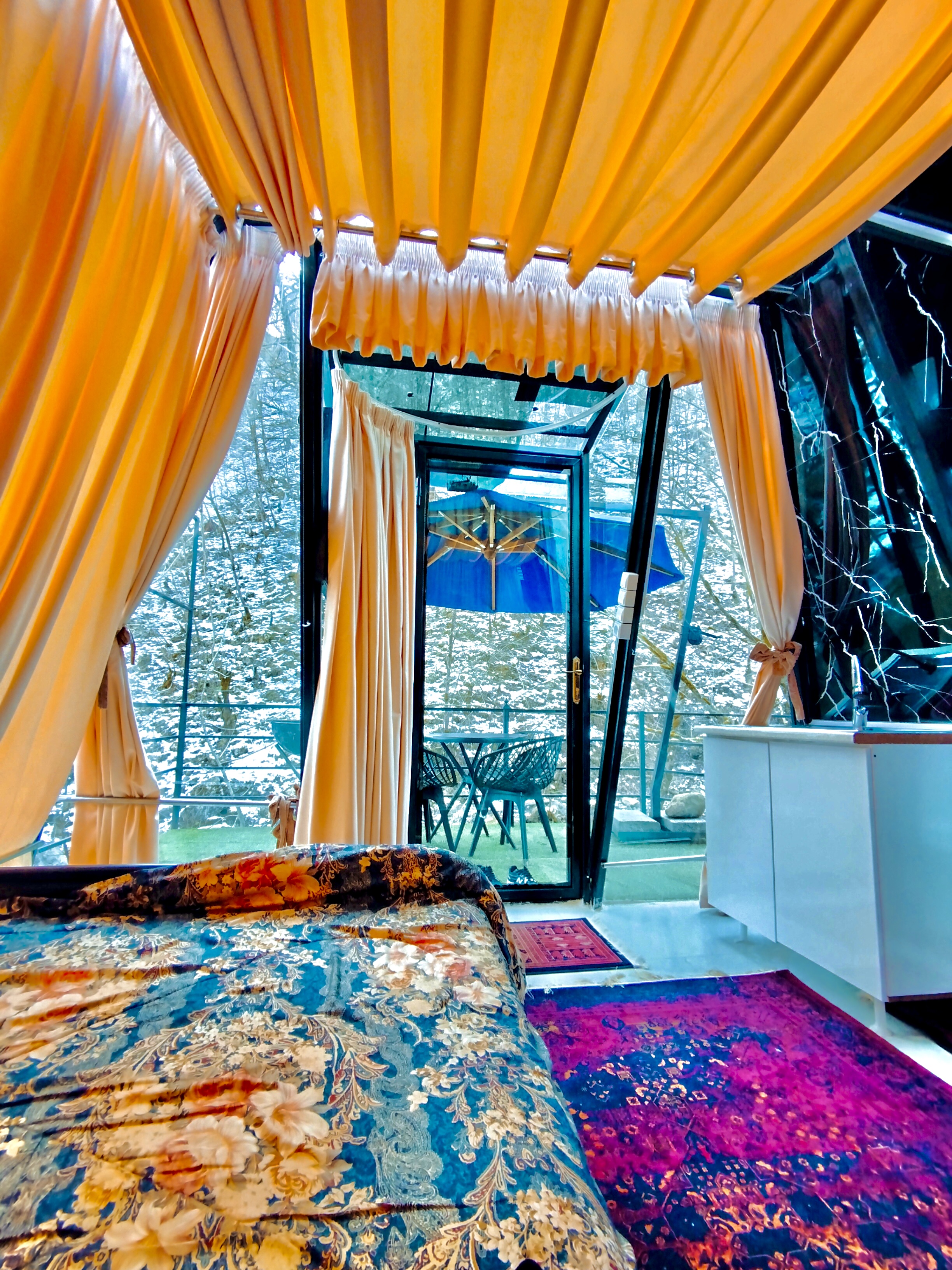 کلبه جنگلی شیشه ای کنار رودخانه اسالم_ گیجاو