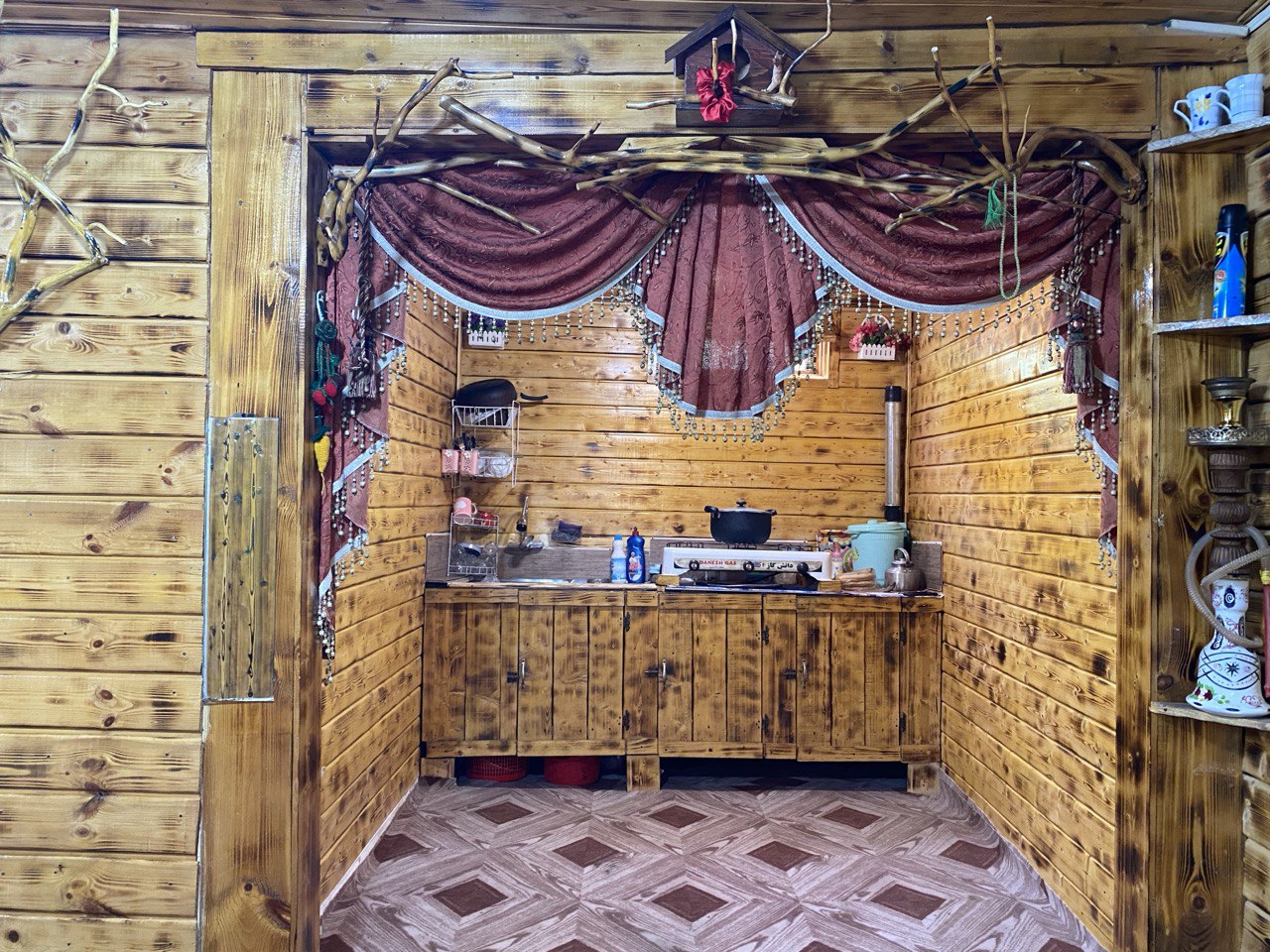 کلبه چوبی عمو کوروش